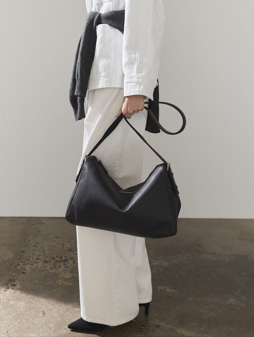EXCELLENT THE HORSE LOTTIE HANDBAG - BLACK